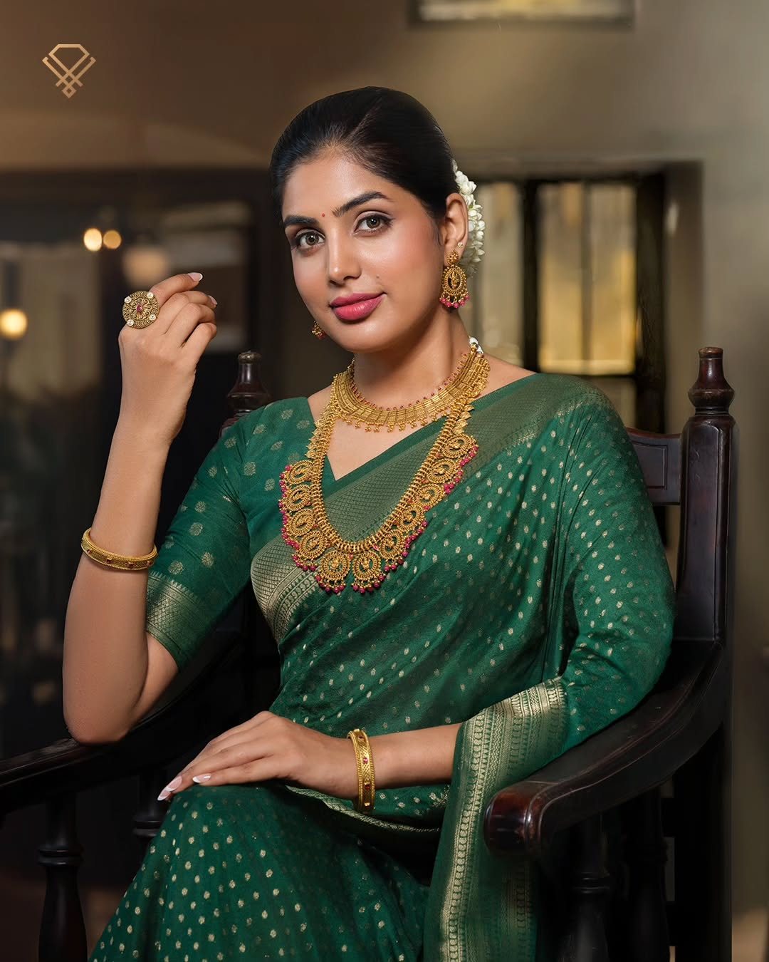 Meralda muse in emerald-green silk with a gold necklace
